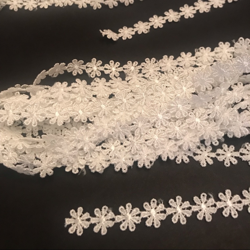 White Daisy trimming